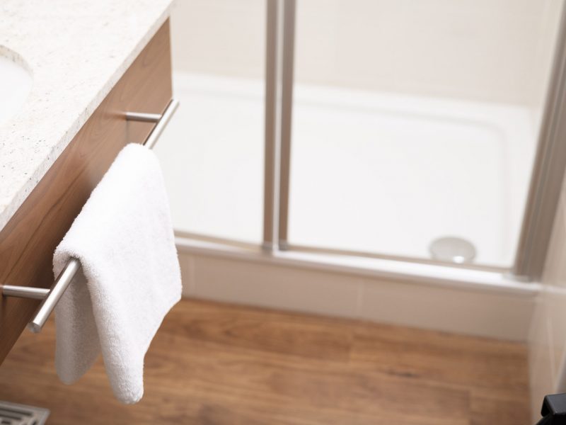 Detailbild Handtuch im Badezimmer und Dusche