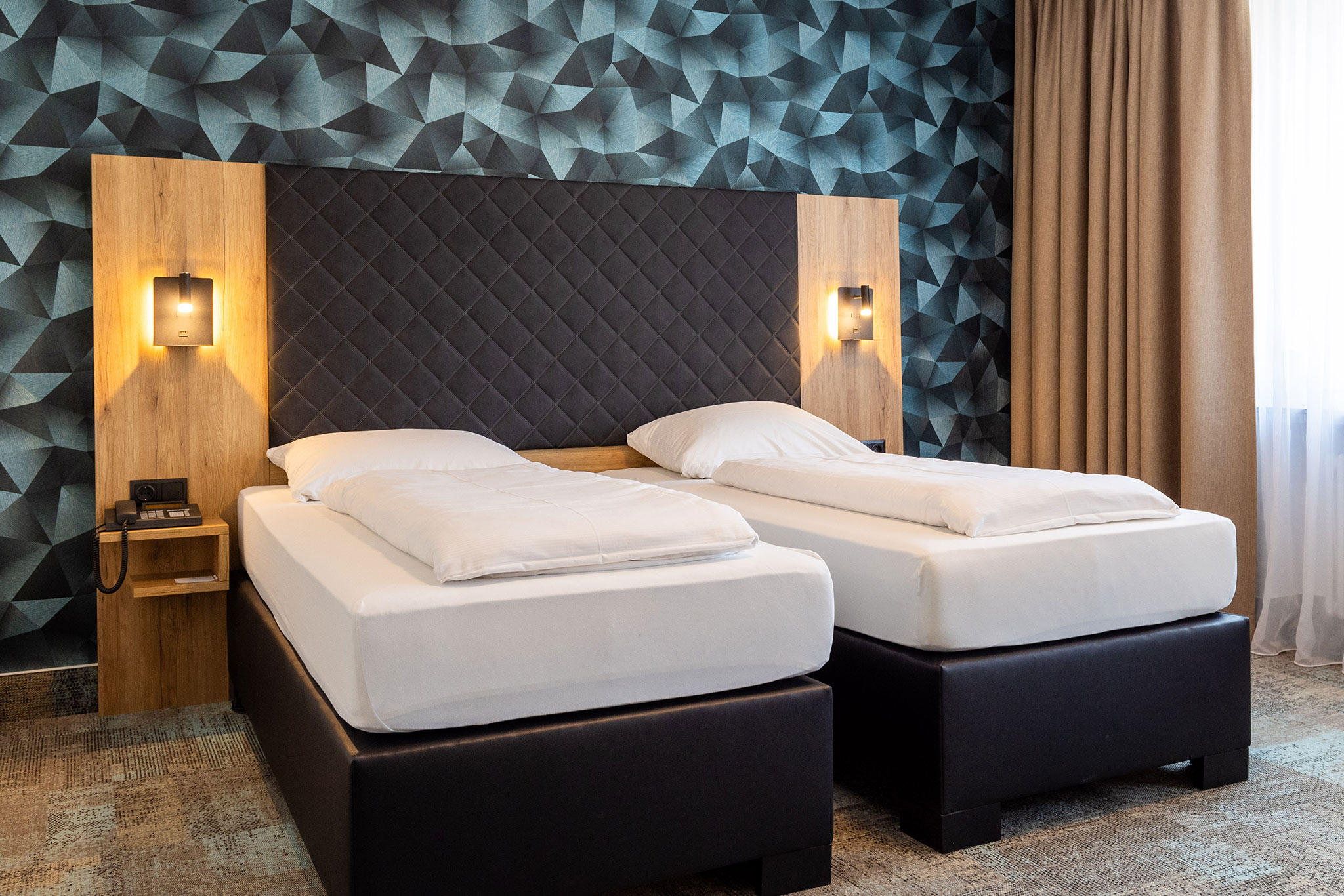 Modernes Doppel- oder Zweibettzimmer mit zwei Einzelbetten auf Teppichboden