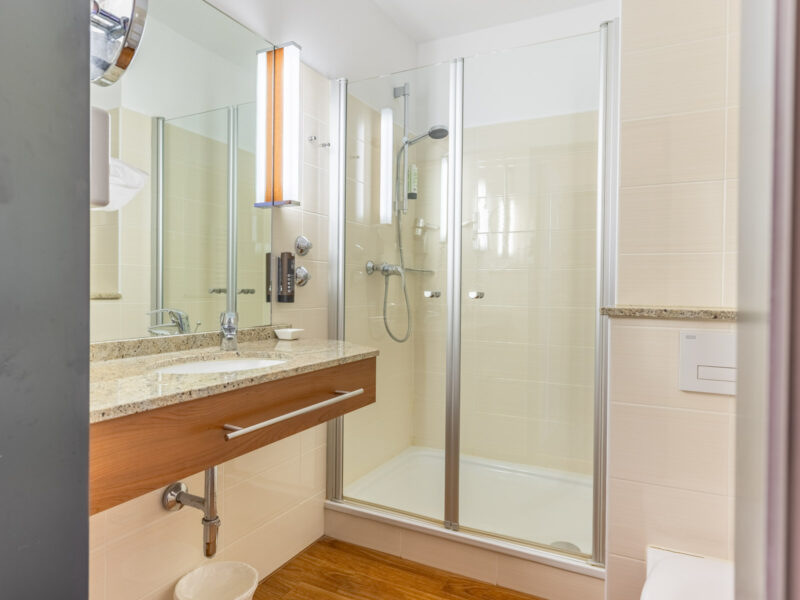 Helles Badezimmer mit Dusche