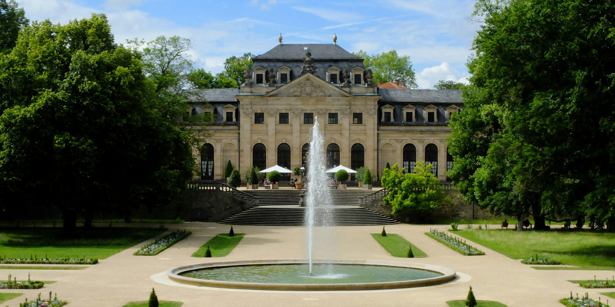 Orangerie in Fulda mit Brunnen im Vordergrund