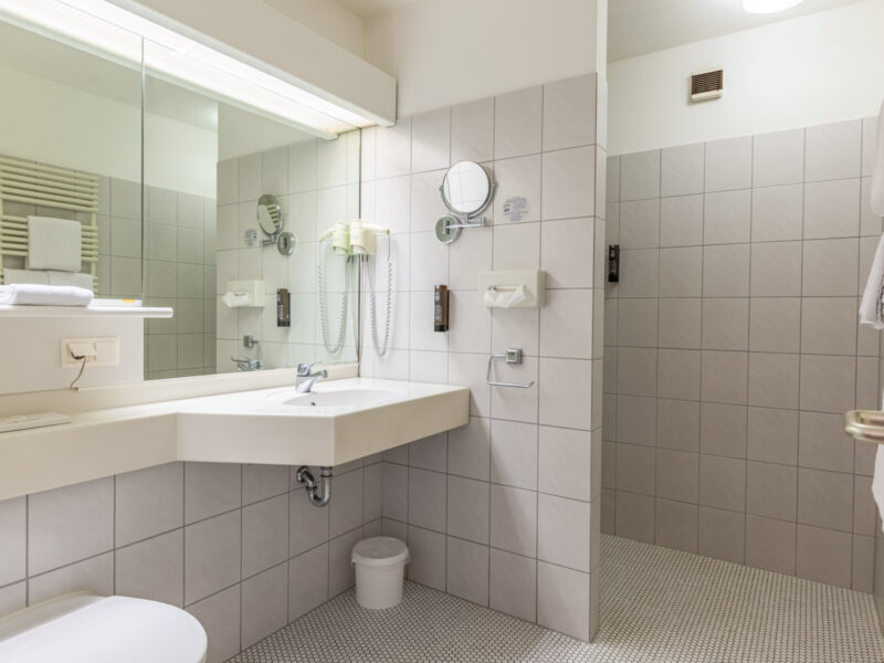 Großzügiges Badezimmer mit barrierefreier Dusche