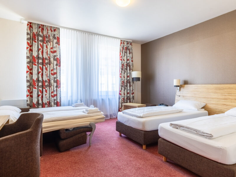 Vierbettzimmer mit Twinbetten und Ausziehcouch