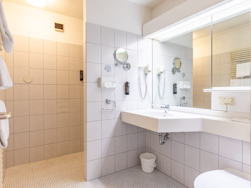Großzügiges Badezimmer mit barrierefreier Dusche