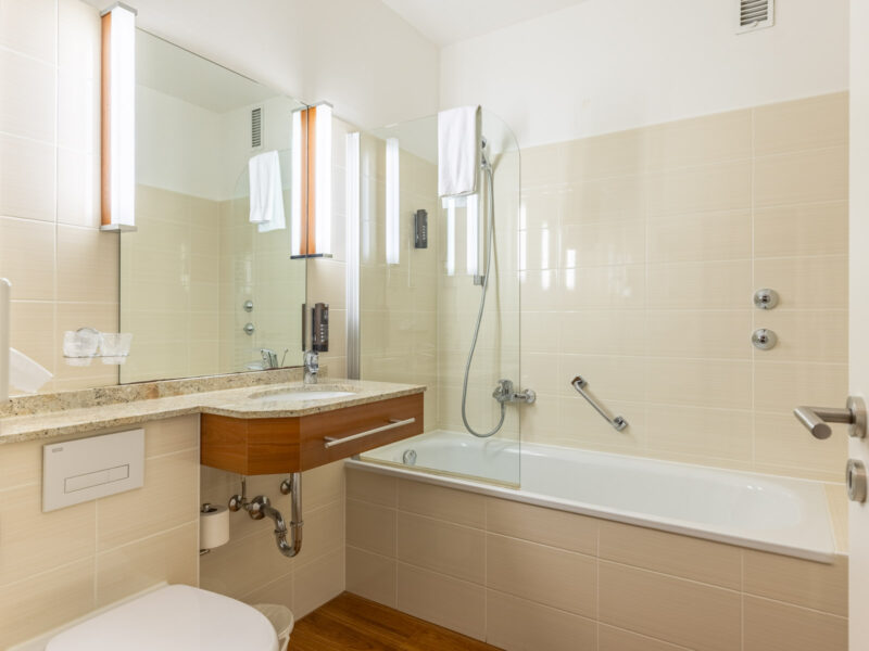 Badezimmer mit Badewanne, Waschbecken und Toilette