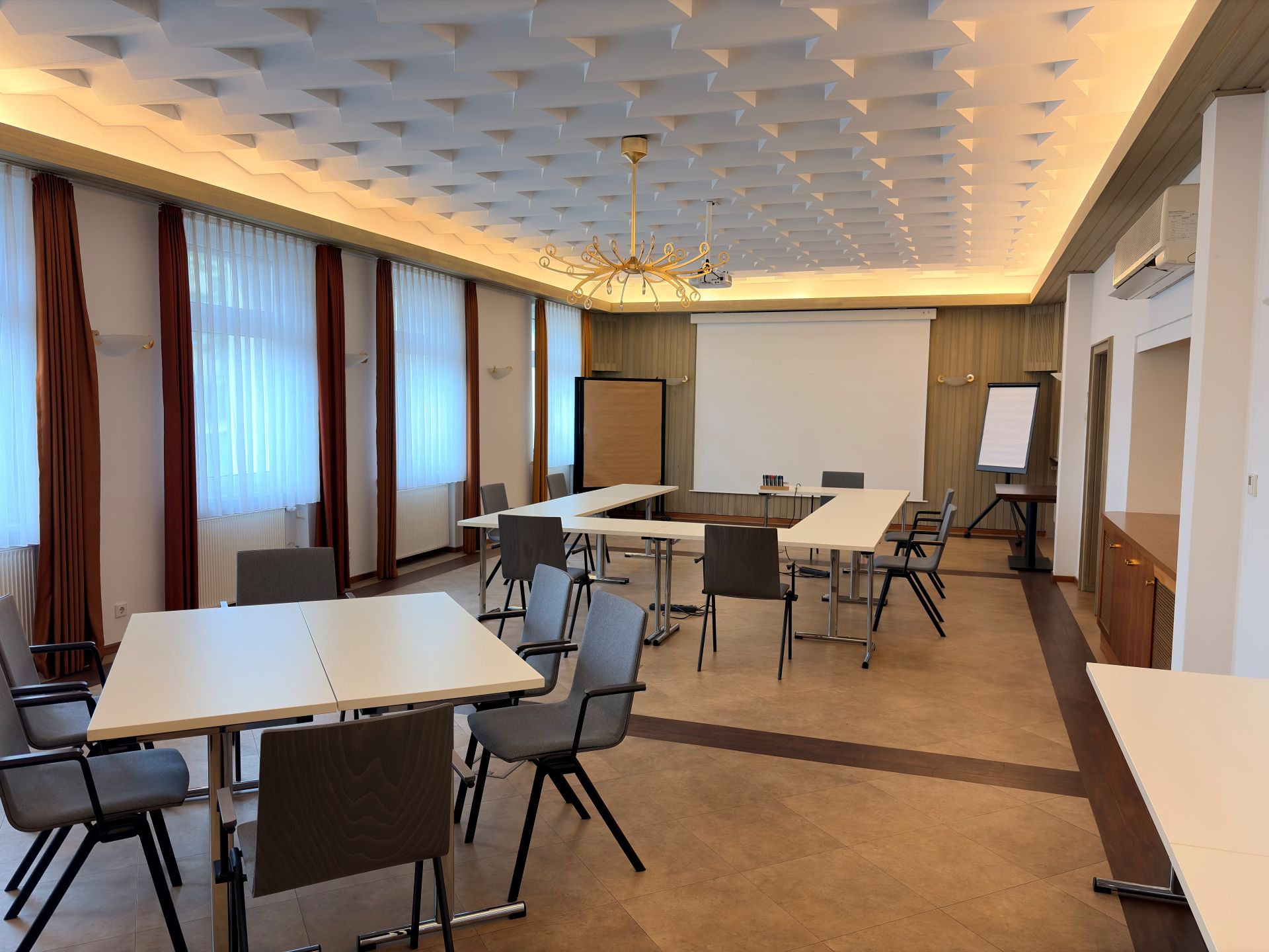 Tagungsraum mit Beamer und Leinwand