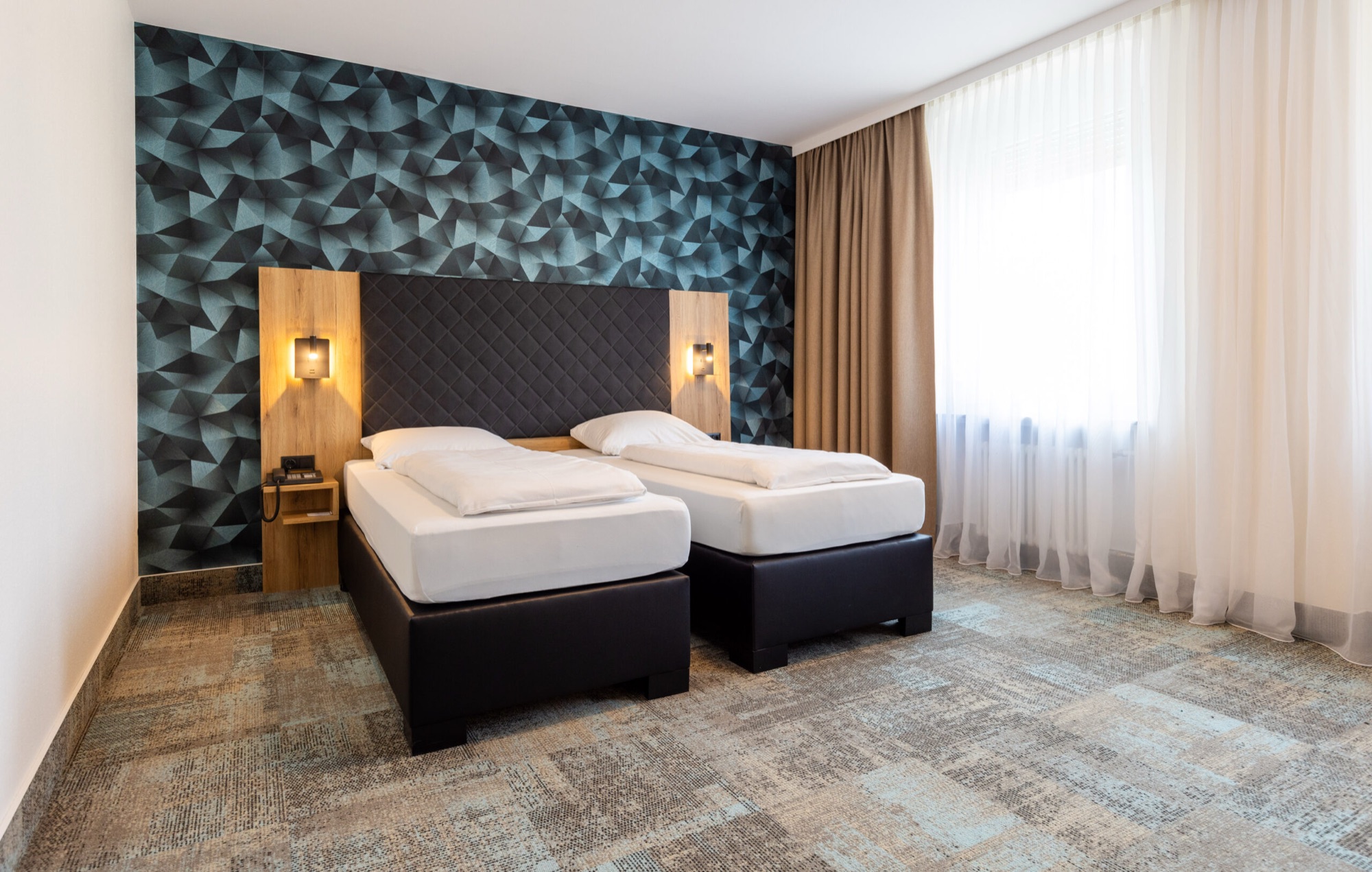 Doppelzimmer mit zwei Betten und großem Fenster im Hotel Lenz Fulda