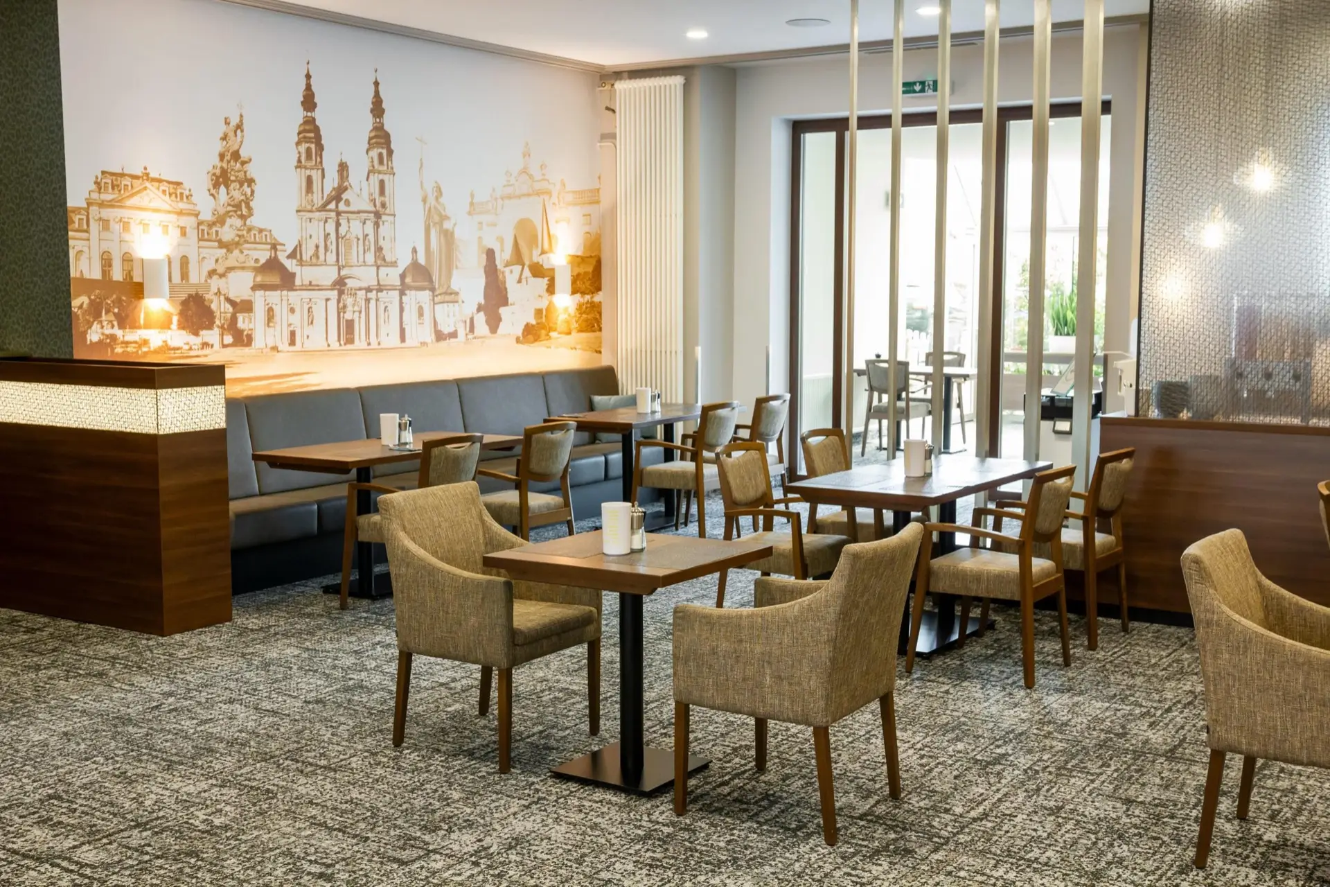 Heller Frühstücksraum und Restaurant im Hotel Lenz mit Wandbild des Fuldaer Doms