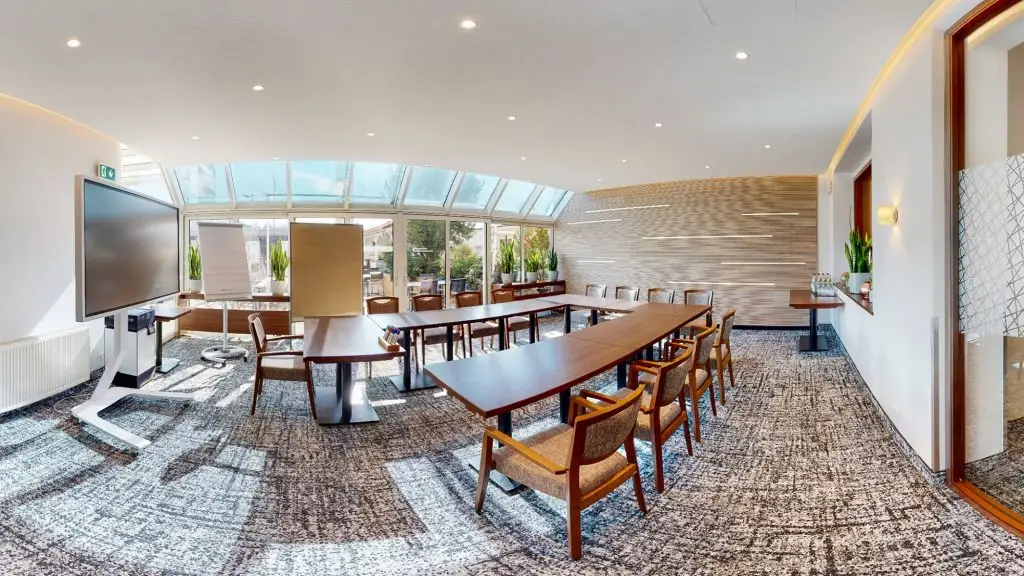 Tagungsraum mit Tageslicht und Bildschirm im Hotel Lenz Fulda